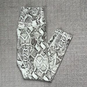 Women’s Victoria's Secret Gray Snakeskin Crossover Waist Leggings Size 8
